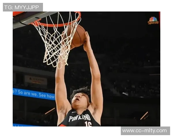 杨瀚森在抢篮板中遭遇埃迪强力冲撞亟需增强力量与护框能力提升篮板表现 杨瀚森在抢篮板中遭遇埃迪强力冲撞亟需增强力量与护框能力提升篮板表现